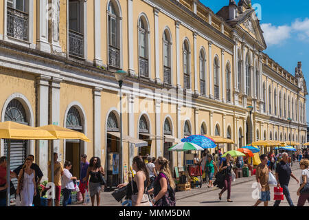 Tägliche Markt im Zentrum von Porto Alegre, gelbes Gebäude aus der Kolonialzeit der 'Mercado Publico 'Rio Grande do Sul, Brasilien, Lateinamerika Stockfoto