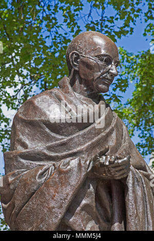 London, Westminster. Philip Jackson's Bronzestatue von Mahatma Gandhi in Parliament Square Stockfoto