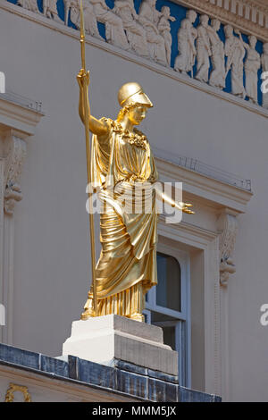 London, Westminster. Die Statue der Pallas Athene im Athenaeum Club in Wellington Platz Stockfoto