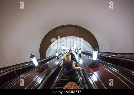 Eine leere Rolltreppe bewegt sich durch Ovalrohr des Lichts, der Washington D.C. Metrorail Nahverkehrszüge. Stockfoto