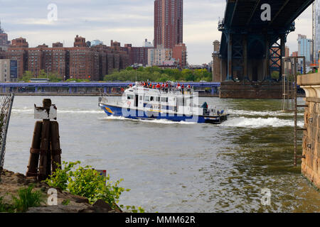 NYPD Hafen Boot Ptl. Phillip Cardillo auf einem Sightseeing Kreuzfahrt auf den East River Stockfoto