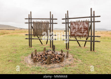 BLOEDRIVIER, SÜDAFRIKA - 22. MÄRZ 2018: Cairn und Informationen auf dem Ncome Zulu Heritage Museum bei Bloedrivier (Blut Fluss), wo der Voort Stockfoto