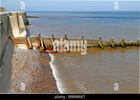 Ein Marine mit einem ruhigen Wasser bis zu der ufermauer an der nördlichen Küste von Norfolk in Cromer, Norfolk, England, Vereinigtes Königreich, Europa. Stockfoto