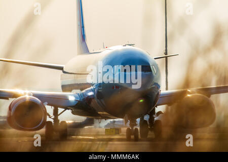 Larnaca, Zypern - 29. April 2018: Jet2 Boeing 737 Passagiermaschine auf Larnaca International Airport runway Momente vor. Vorderansicht hinter r Stockfoto