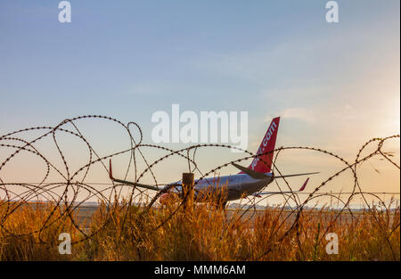 Larnaca, Zypern - 29. April 2018: Jet2 Boeing 737 Passagiermaschine auf Larnaca International Airport runway Momente vor. Ansicht der Rückseite hinter ru Stockfoto