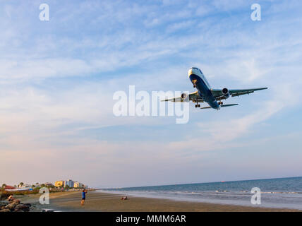 Larnaca, Zypern - 29. April 2018: British Airways Boeing 767 über McKenzie Strand vor der Landung am Flughafen Larnaca von fotografiert. Stockfoto