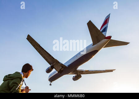 Larnaca, Zypern - 29. April 2018: British Airways Boeing 767 kurz vor der Landung am Flughafen Larnaca von jungen Fotografen beobachtet werden Stockfoto