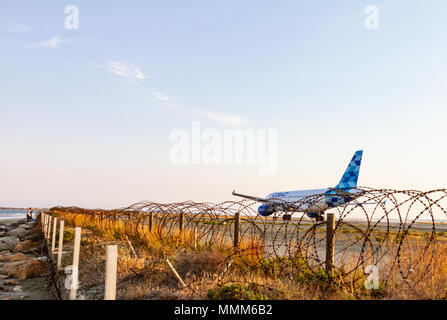 Larnaca, Zypern - 29. April 2018: Kobalt aero Airbus A319 Passagiermaschine auf Larnaca International Airport runway Momente vor dem take off Stockfoto