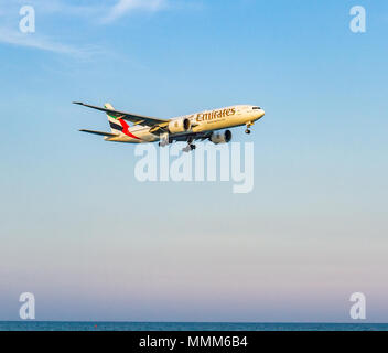 Larnaca, Zypern - 29. April 2018: Emirates Airline Boeing 777 über dem Meer Momente vor der Landung am Flughafen Larnaca Stockfoto