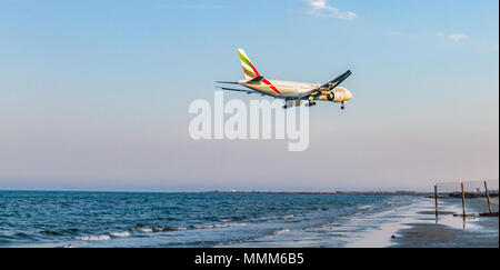 Larnaca, Zypern - 29. April 2018: Emirates Airline Boeing 777 über dem Meer Sekunden vor der Landung am Flughafen Larnaca Stockfoto