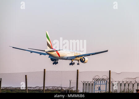 Larnaca, Zypern - 29. April 2018: Emirates Airline Boeing 777 über dem Zaun Sekunden vor der Landung am Flughafen Larnaca Stockfoto