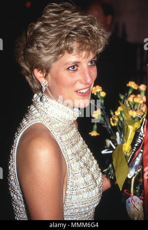 Prinzessin Diana das Tragen eines Catherine Walker dress der London City Ballett-Gala Abend besucht. Spencer House, London, Großbritannien Stockfoto