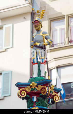 Ritter mit Fahne und ein Schwert von Fritschi Brunnen, Luzern, Schweiz Stockfoto