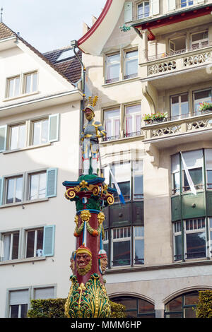 Ritter mit Fahne und ein Schwert von Fritschi Brunnen, Luzern, Schweiz Stockfoto