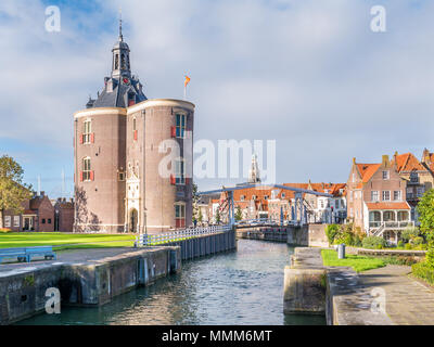 Drommedaris Wehrturm und zeichnen Brücke über den Kanal im alten Hafen, der historischen Altstadt von Enkhuizen, Noord-Holland, Niederlande Stockfoto