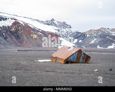 Reste der ehemaligen Walfangstation auf schwarzem Sand Strand von Whalers Bay, Deception Island, South Shetland Islands, Antarktis Stockfoto