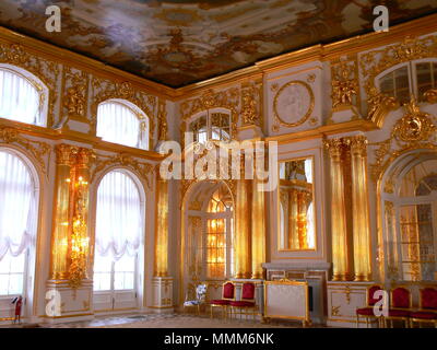 Das prächtige Innere des Catherine Palace Ballroom in Tsarskoe Selo in der Nähe von St. Petersburg, Russland Stockfoto