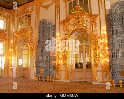 Das prächtige Innere des Catherine Palace Ballroom in Tsarskoe Selo in der Nähe von St. Petersburg, Russland Stockfoto