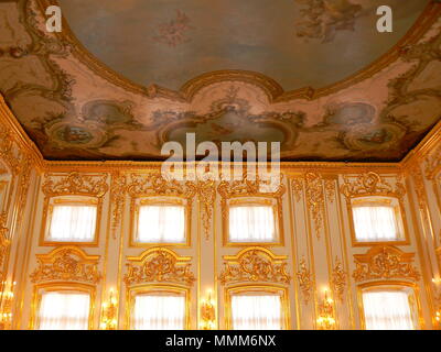 Das prächtige Innere des Catherine Palace Ballroom in Tsarskoe Selo in der Nähe von St. Petersburg, Russland Stockfoto