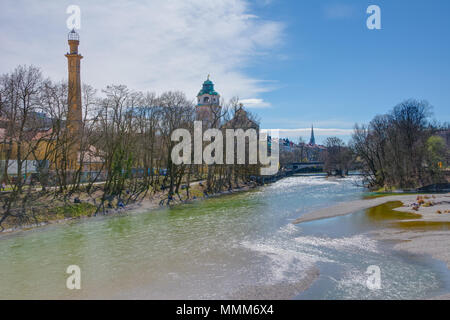 München, Deutschland - 4. April: Der Fluss Iasr durch München, Deutschland, am 4. April 2018 fließen. Stockfoto