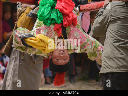 Tibetische Mönche tanzen am Jinganqumo Reinigung Festival in Dege, Sichuan, China Stockfoto