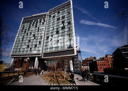 Die Standard Hotel ab entlang der High Line im Meatpacking District von Manhattan gesehen. Stockfoto