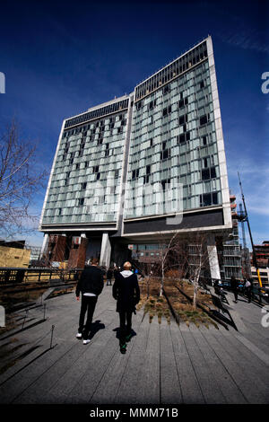 Die Standard Hotel ab entlang der High Line im Meatpacking District von Manhattan gesehen. Stockfoto