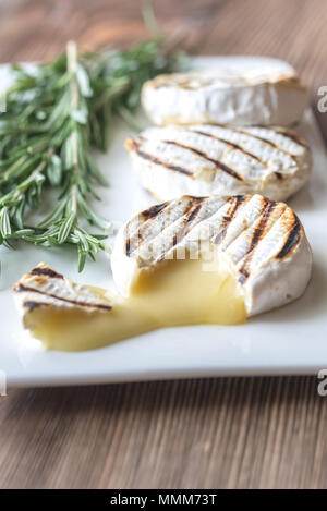 Gegrilltem Camembert mit frischem Rosmarin Stockfoto