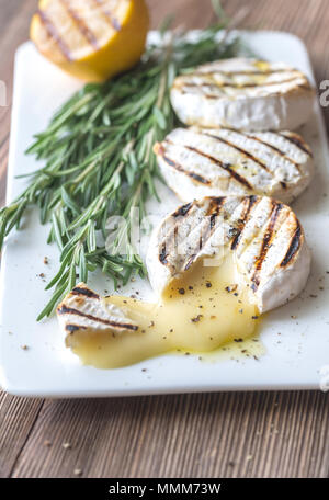 Gegrilltem Camembert mit Rosmarin Stockfoto