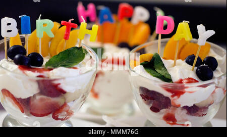 Dessert mit Kerzen mit Happy Birthday die Worte ' ' Stockfoto