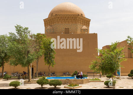 YAZD, IRAN - 27. APRIL 2015: Nicht identifizierte Personen in einem alten Platz in der Altstadt von Yazd, Iran ruhen Stockfoto