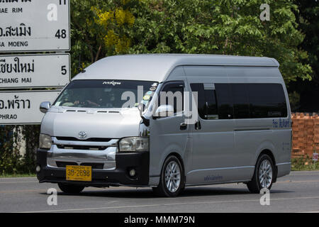 CHIANG MAI, Thailand - 20 april 2018: Private Toyota commuter Van. Foto an der Straße Nr. 121 ca. 8 km von der Innenstadt von Chiang Mai Thailand. Stockfoto
