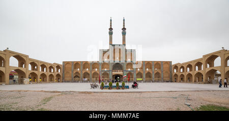 YAZD, IRAN - 27. APRIL 2015: Nicht identifizierte Personen in der Nähe des Amir Chakhmaq Komplex in Yazd, Iran ruhen Stockfoto