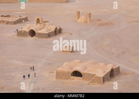 YAZD, IRAN - 27. APRIL 2015: Blick auf die Zoroastrischen Tempel Ruinen aus der Turm des Schweigens in Yazd, Iran. Stockfoto