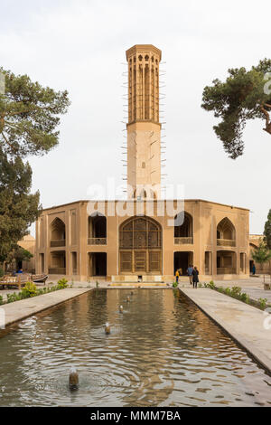 YAZD, IRAN - 27. APRIL 2015: Nicht identifizierte Personen an Dowlat Abad Garten, Yazd, Iran Stockfoto