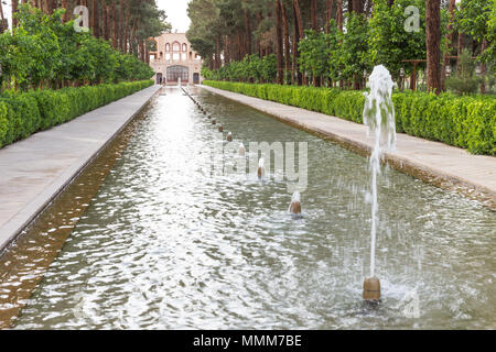 YAZD, IRAN - 27. APRIL 2015: Nicht identifizierte Personen an Dowlat Abad Garten, Yazd, Iran Stockfoto