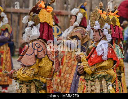 Tibetische Mönche tanzen am Jinganqumo Reinigung Festival in Dege, Sichuan, China Stockfoto