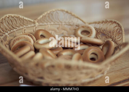 Weidenkorb mit Brot-Ringe auf dem Tisch Stockfoto