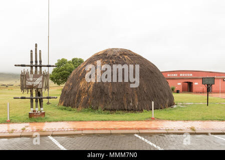 BLOEDRIVIER, SÜDAFRIKA - 22. MÄRZ 2018: Besucher parken und Zulu Hütte auf der Ncome Zulu Heritage Museum bei Bloedrivier (Blut Fluss), wo die Voo Stockfoto