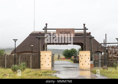 BLOEDRIVIER, SÜDAFRIKA - 22. MÄRZ 2018: Eingang der Ncome Zulu Heritage Museum bei Bloedrivier (Blut Fluss), wo die Voortrekkers besiegt. Stockfoto