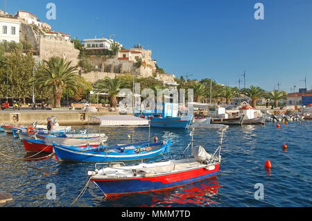 Bunte Fischerboote in Saint Paul Port, Kavala, Mazedonien, Griechenland Stockfoto