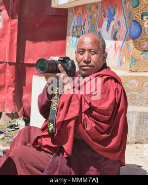 Die Nikon Monk, Yarchen Gar, Sichuan, China Stockfoto