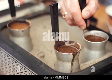 Gebrühten Kaffee in Turku auf dem Sand Stockfoto