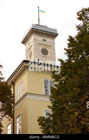 Rathaus. Ein hohes Gebäude von der Stadt Lemberg. Ukraine Stockfoto