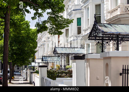 LONDON, UK, 10. MAI 2018: Holland Park Street hat einige der teuersten Häuser in London. Die Straße ist beliebt bei Berühmtheiten, Botschaften Ein Stockfoto