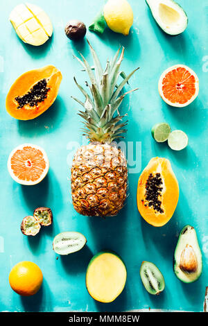 Sommer Obst Hintergrund, Ansicht von oben mit reifem Obst, smoothie Zutat, arrangierte Onp, naturla Eine hölzerne Hintergrund, Papaya, Mango, pasion Früchte, canta Stockfoto