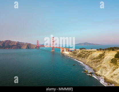 Luftaufnahme von Golden Gate Bridge von Marshall's Beach in San Francisco Stockfoto