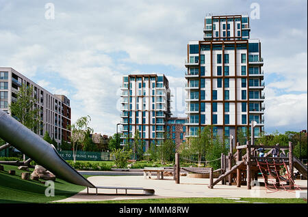 Neue Apartments und Kinderspielplatz am neu erbauten Spring Park, Woodberry Down, North London, Großbritannien Stockfoto