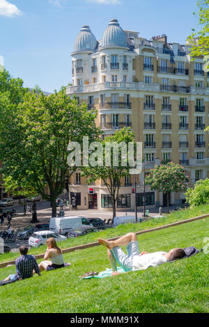 Leute, Picknicken, Parc des Buttes Chaumont, Paris, Frankreich Stockfoto