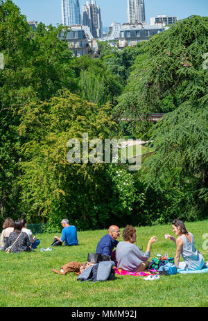 Leute, Picknicken, Parc des Buttes Chaumont, Paris, Frankreich Stockfoto